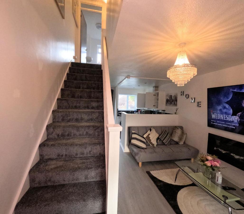 Milton Keynes Luxury Short Stay House With Wifi And Free Parking Wolverton  Εξωτερικό φωτογραφία
