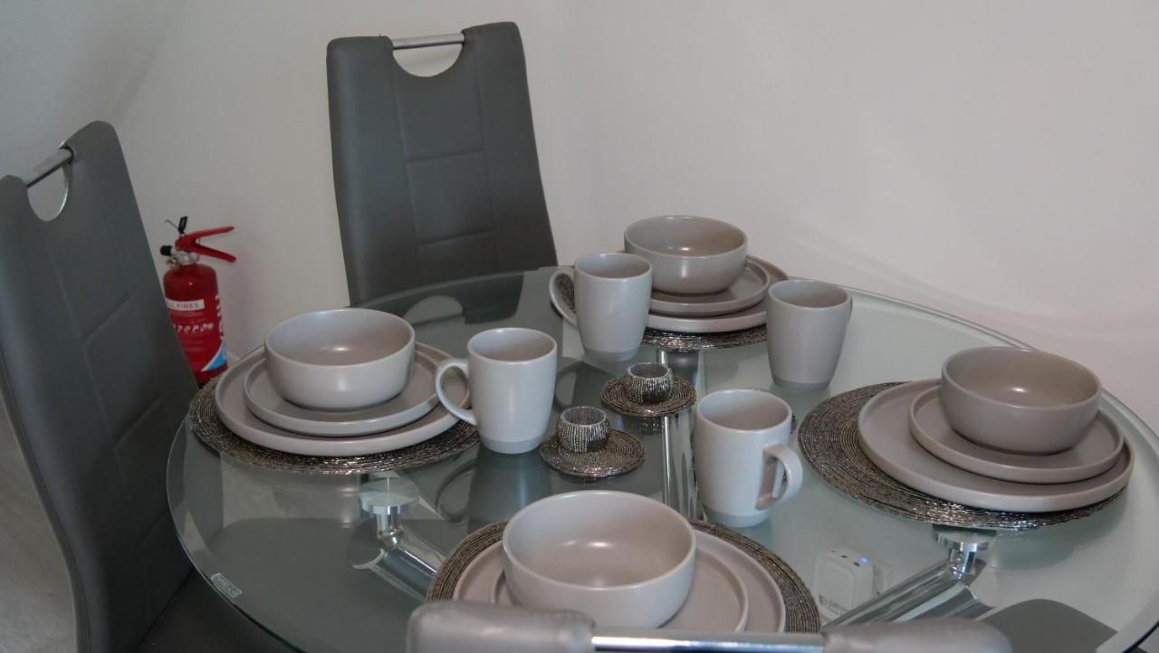 Milton Keynes Luxury Short Stay House With Wifi And Free Parking Wolverton  Εξωτερικό φωτογραφία