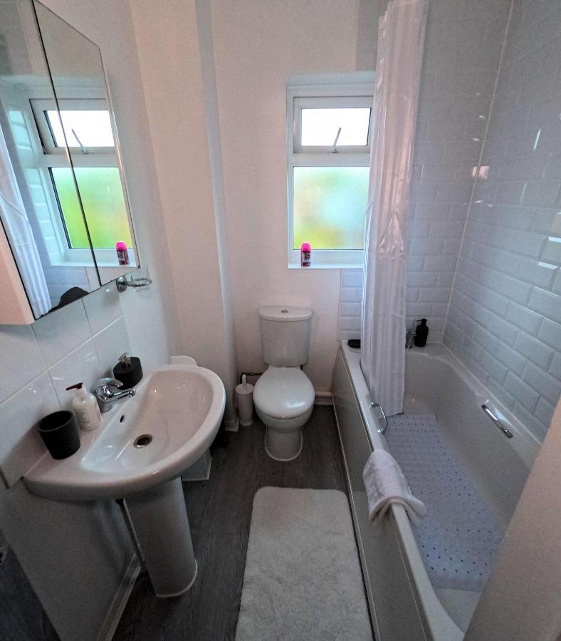 Milton Keynes Luxury Short Stay House With Wifi And Free Parking Wolverton  Εξωτερικό φωτογραφία
