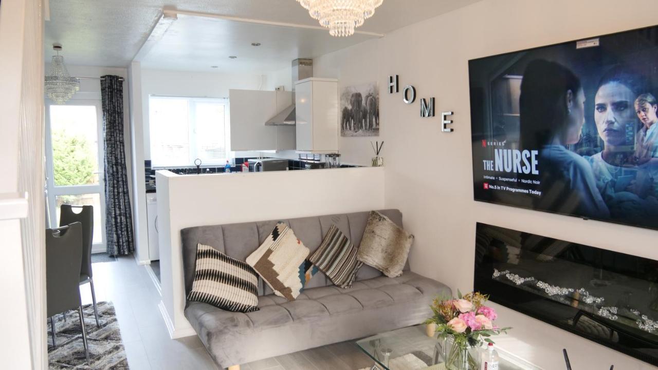 Milton Keynes Luxury Short Stay House With Wifi And Free Parking Wolverton  Εξωτερικό φωτογραφία