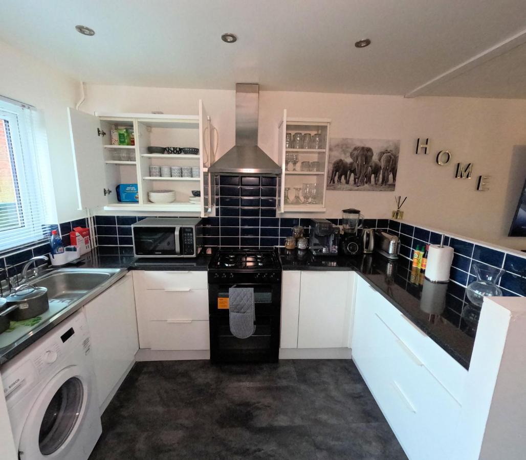 Milton Keynes Luxury Short Stay House With Wifi And Free Parking Wolverton  Εξωτερικό φωτογραφία